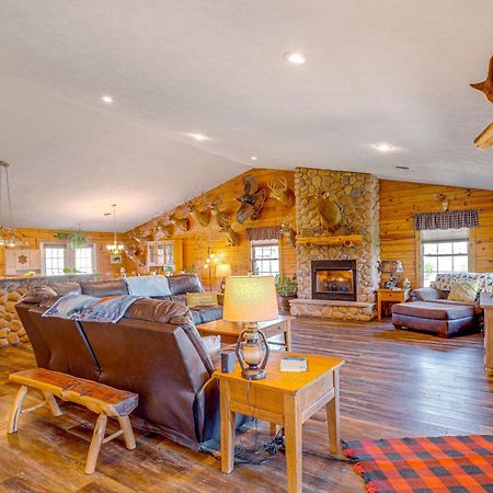 Spacious Ozarks Family Home - Private Pool And Grill バーボン郡 エクステリア 写真