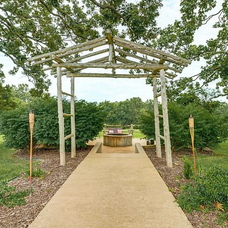 Spacious Ozarks Family Home - Private Pool And Grill バーボン郡 エクステリア 写真