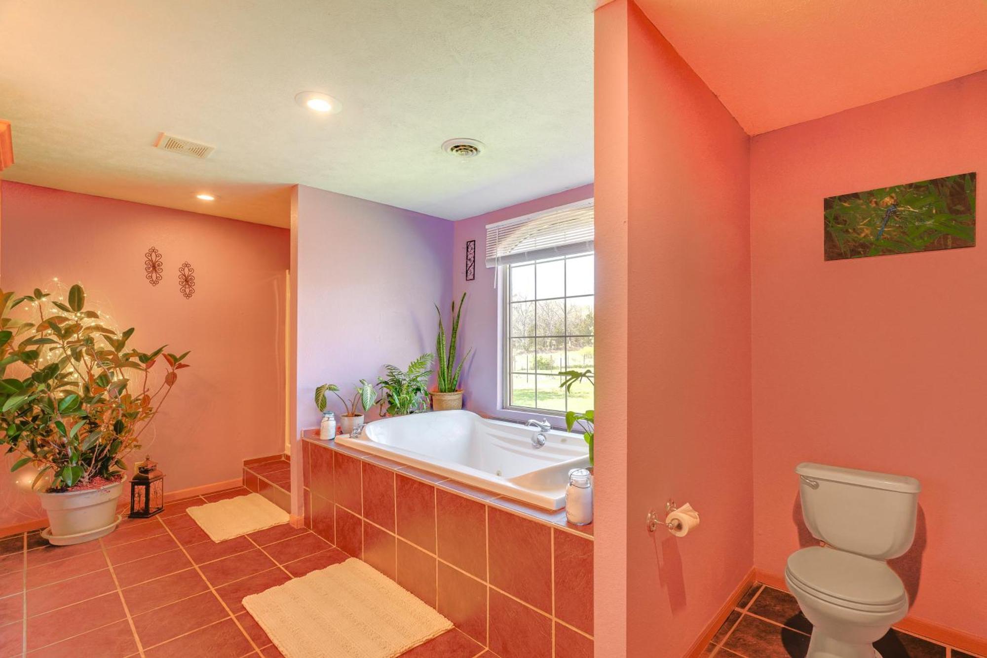 Spacious Ozarks Family Home - Private Pool And Grill バーボン郡 エクステリア 写真