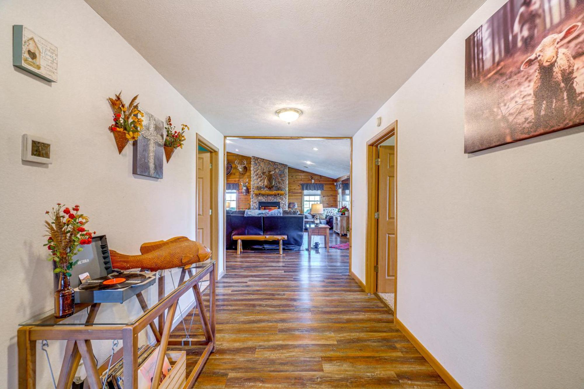 Spacious Ozarks Family Home - Private Pool And Grill バーボン郡 エクステリア 写真