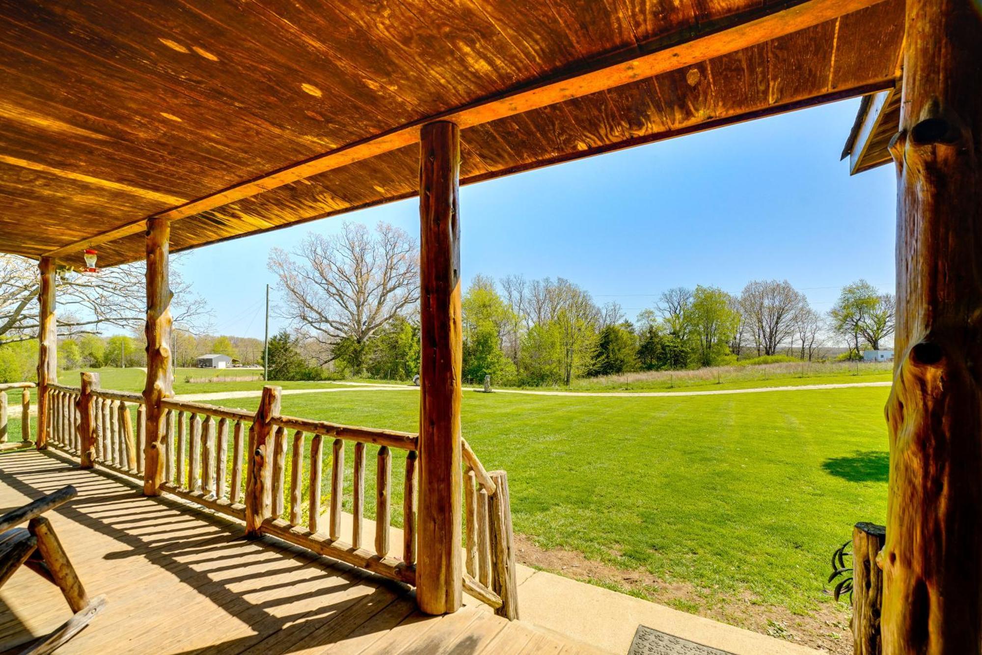 Spacious Ozarks Family Home - Private Pool And Grill バーボン郡 エクステリア 写真
