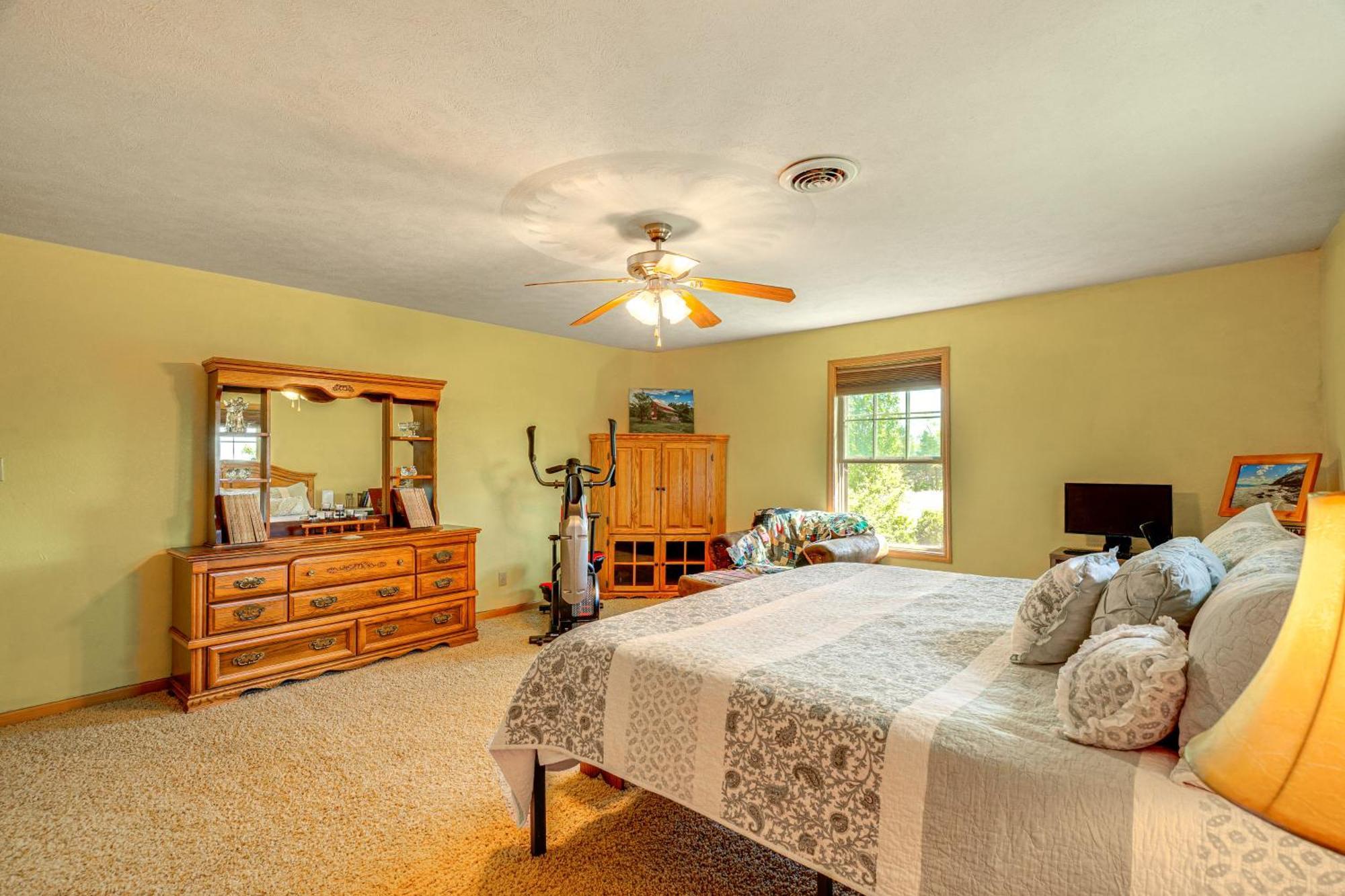 Spacious Ozarks Family Home - Private Pool And Grill バーボン郡 エクステリア 写真