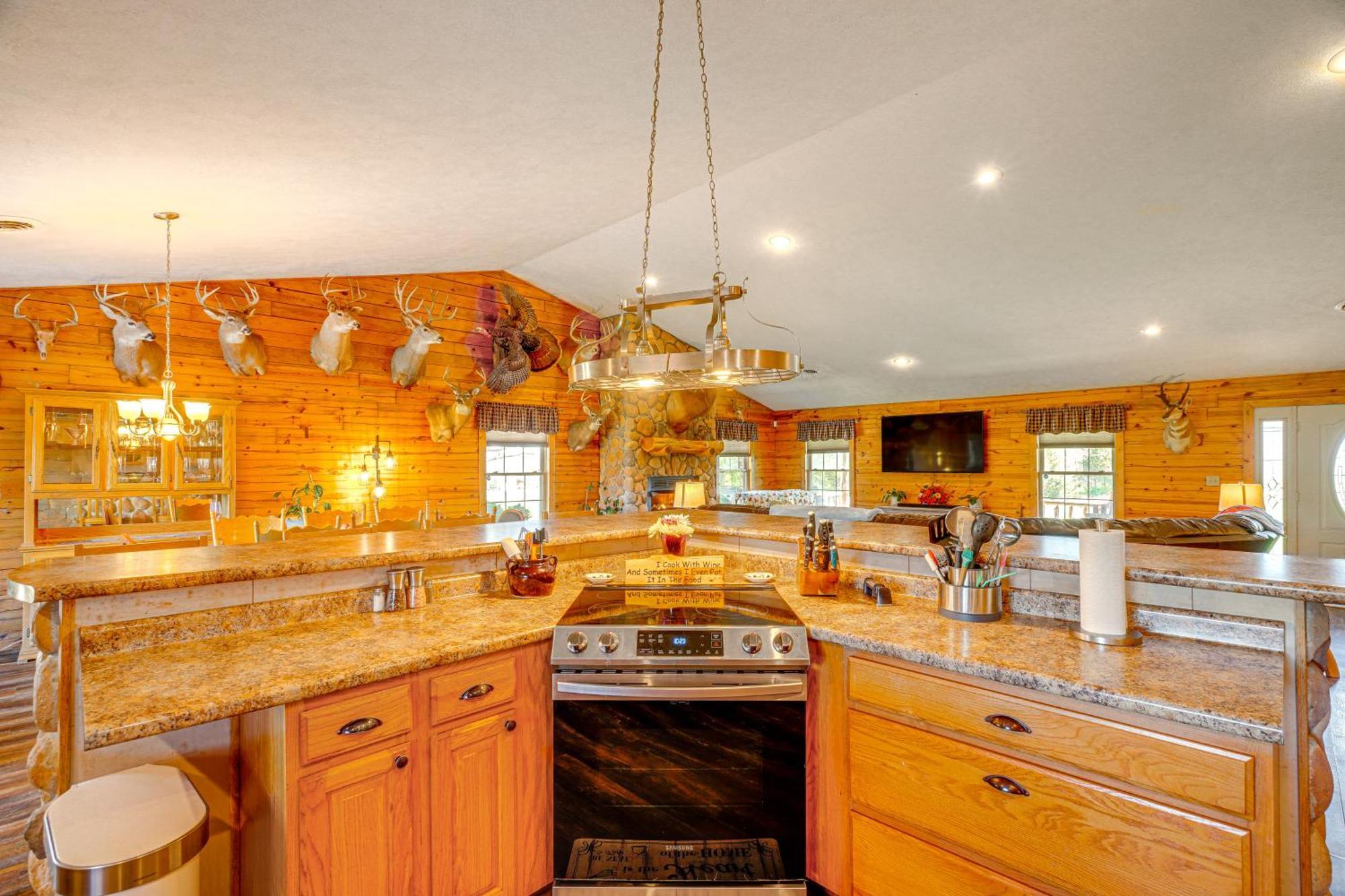 Spacious Ozarks Family Home - Private Pool And Grill バーボン郡 エクステリア 写真