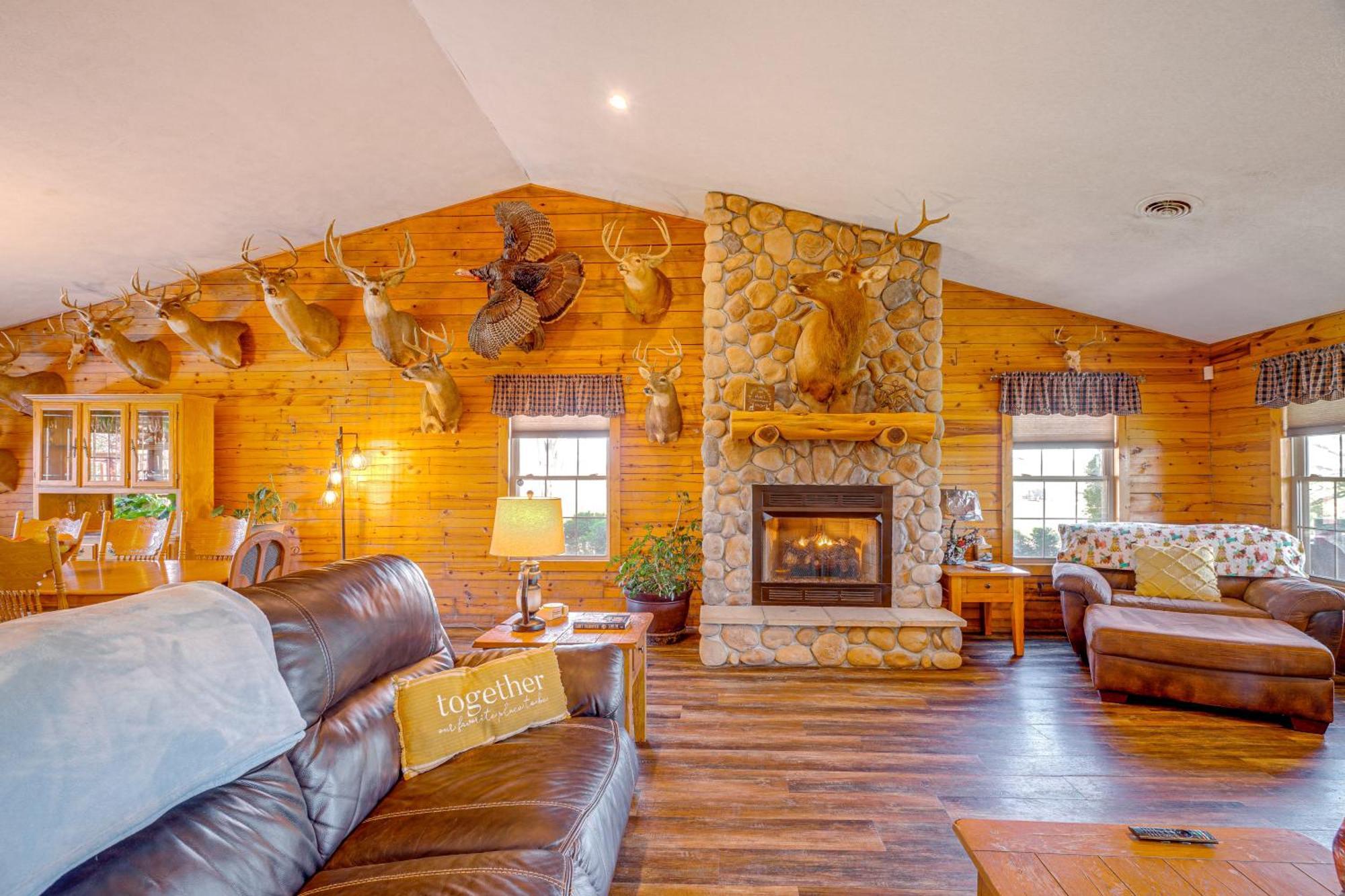Spacious Ozarks Family Home - Private Pool And Grill バーボン郡 エクステリア 写真