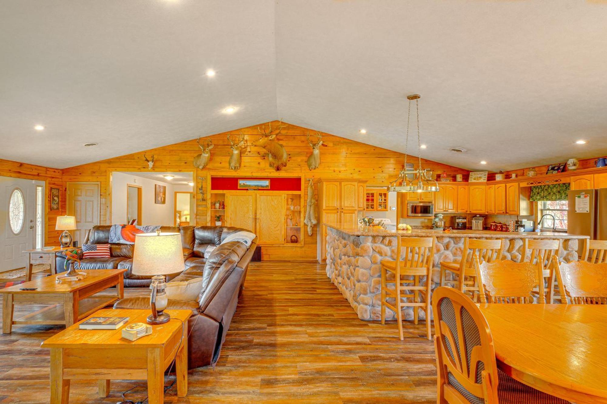 Spacious Ozarks Family Home - Private Pool And Grill バーボン郡 エクステリア 写真