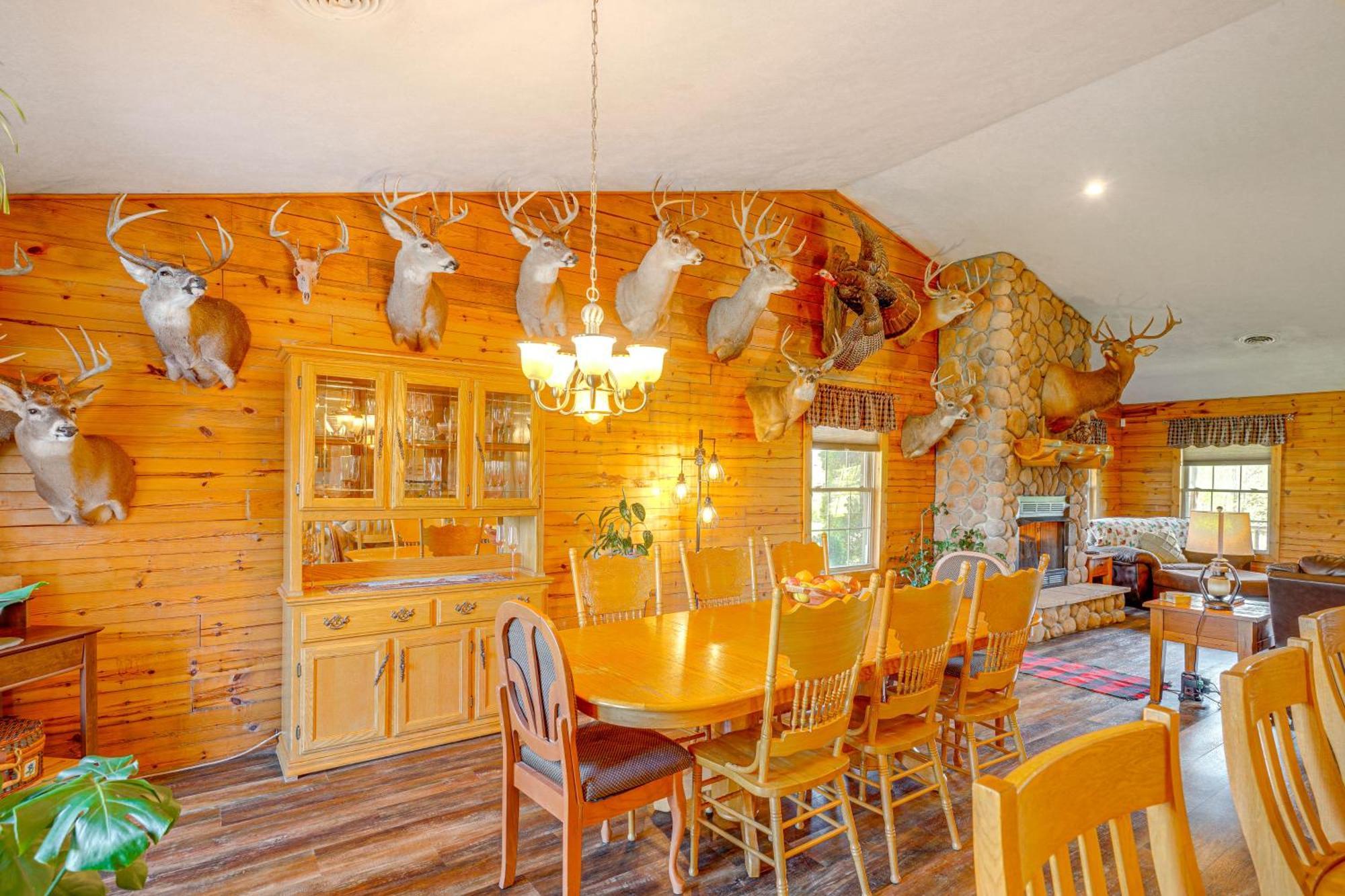 Spacious Ozarks Family Home - Private Pool And Grill バーボン郡 エクステリア 写真