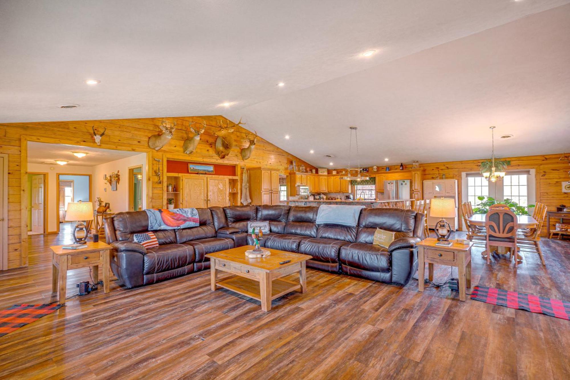 Spacious Ozarks Family Home - Private Pool And Grill バーボン郡 エクステリア 写真