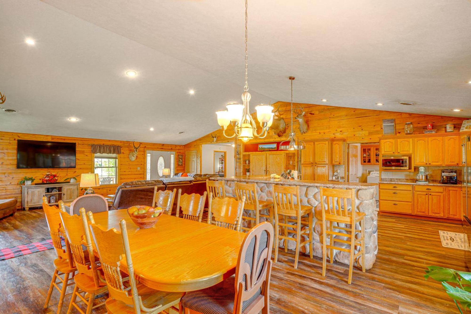 Spacious Ozarks Family Home - Private Pool And Grill バーボン郡 エクステリア 写真