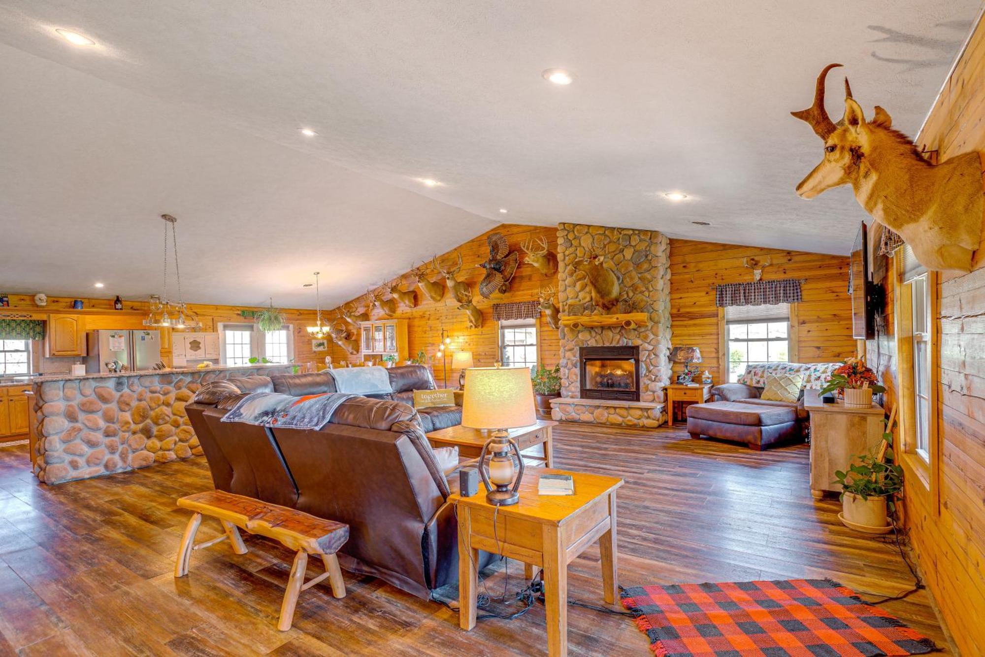 Spacious Ozarks Family Home - Private Pool And Grill バーボン郡 エクステリア 写真
