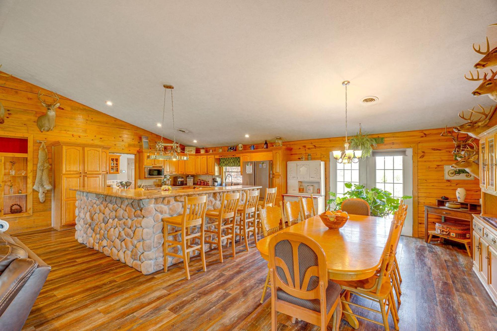 Spacious Ozarks Family Home - Private Pool And Grill バーボン郡 エクステリア 写真