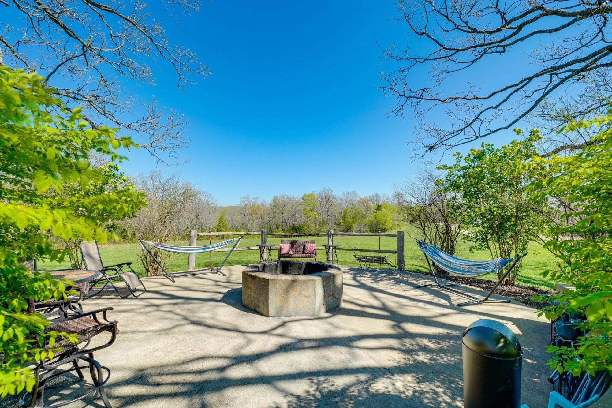 Spacious Ozarks Family Home - Private Pool And Grill バーボン郡 エクステリア 写真