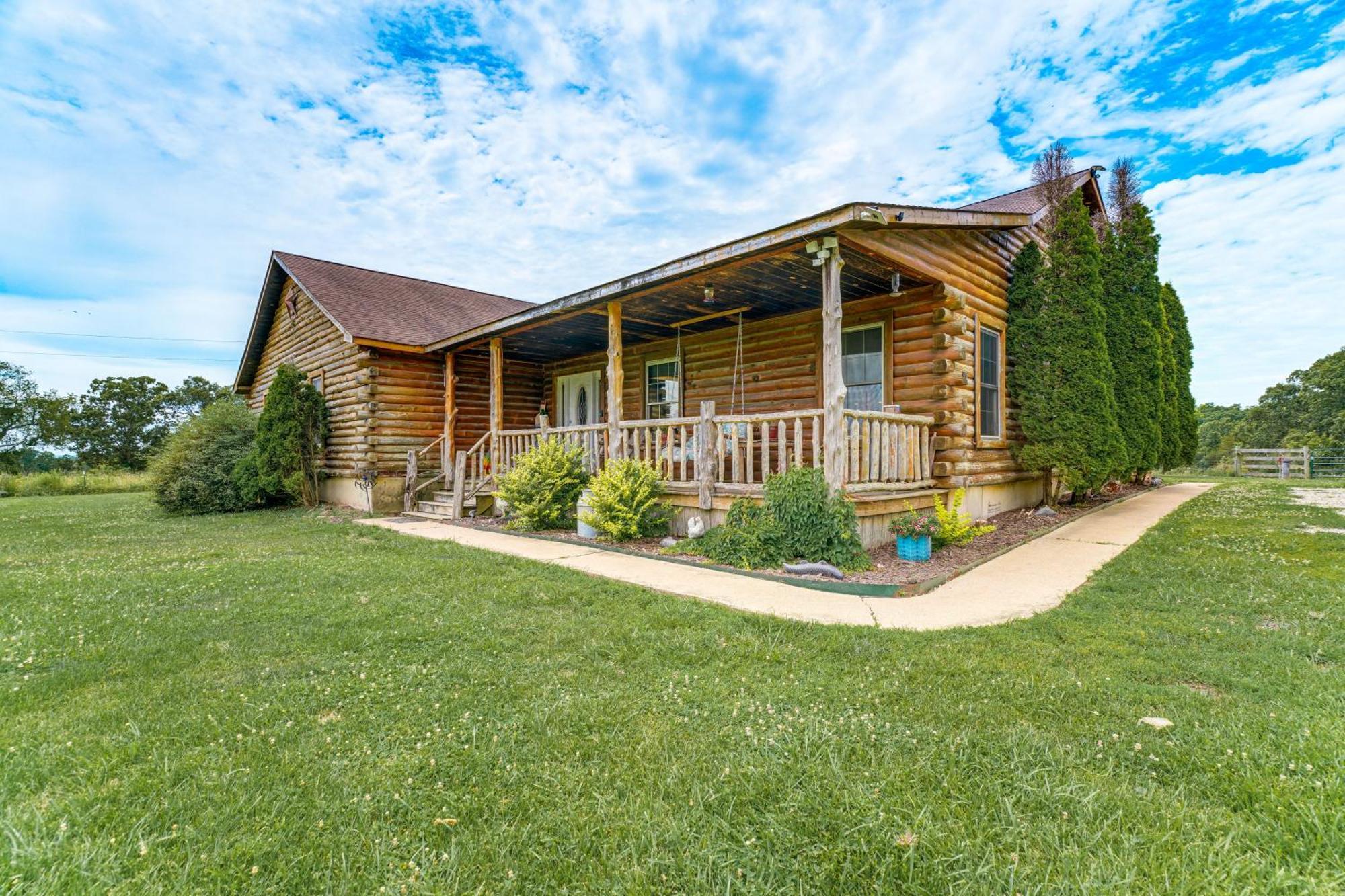 Spacious Ozarks Family Home - Private Pool And Grill バーボン郡 エクステリア 写真