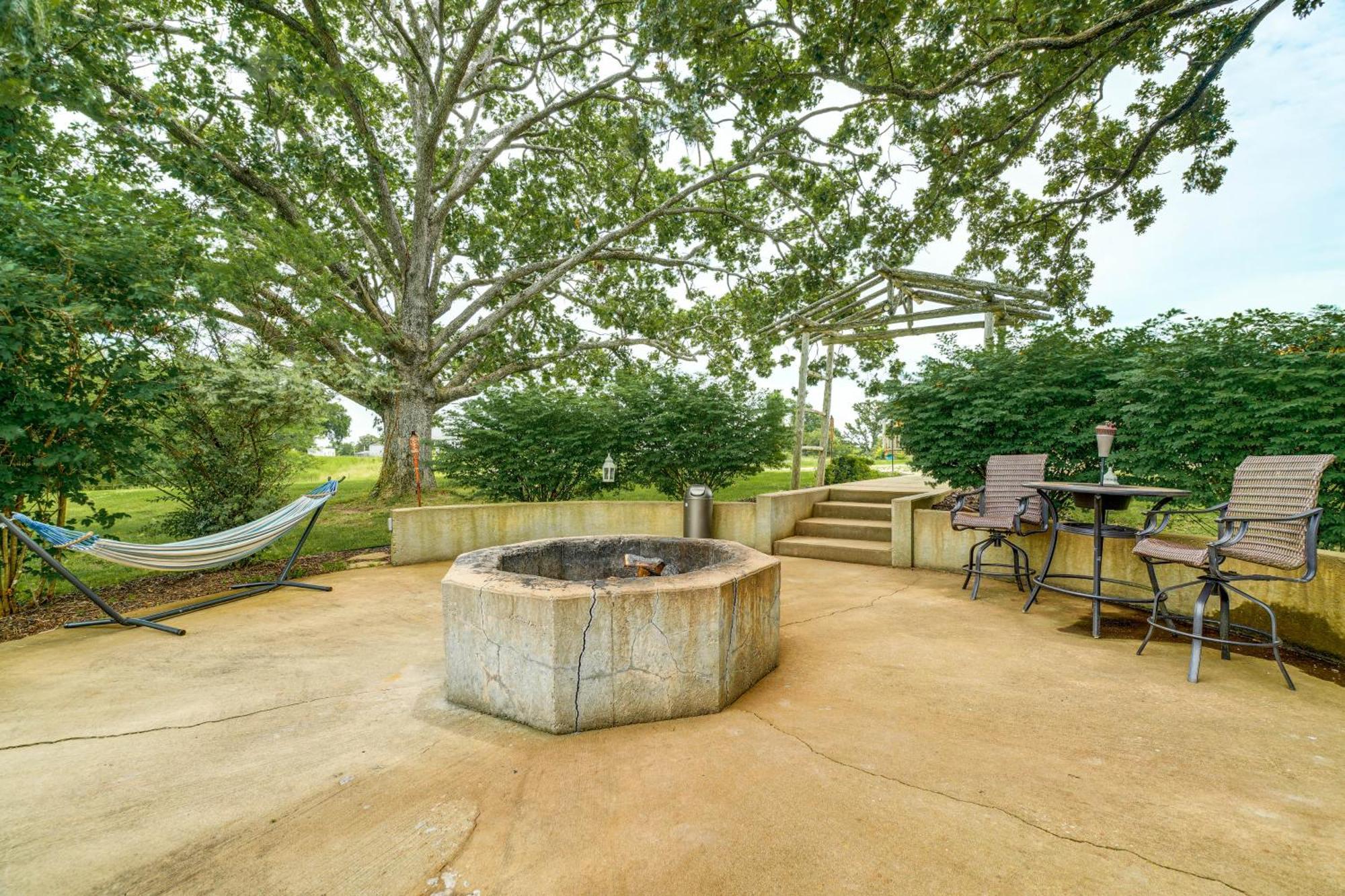 Spacious Ozarks Family Home - Private Pool And Grill バーボン郡 エクステリア 写真