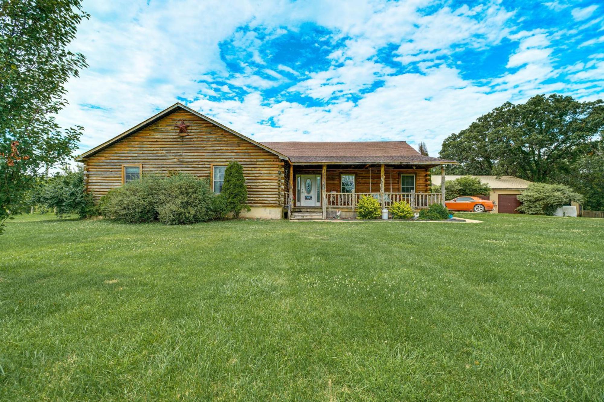 Spacious Ozarks Family Home - Private Pool And Grill バーボン郡 エクステリア 写真
