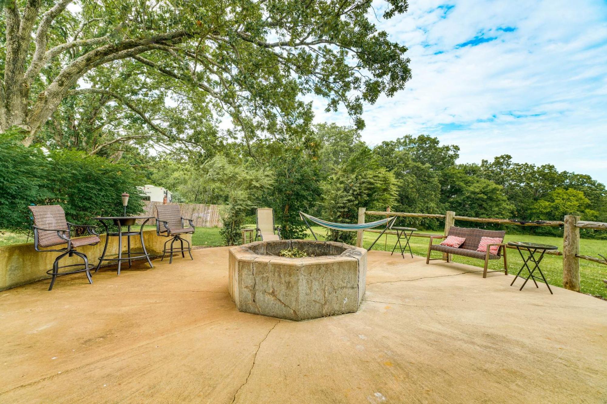Spacious Ozarks Family Home - Private Pool And Grill バーボン郡 エクステリア 写真